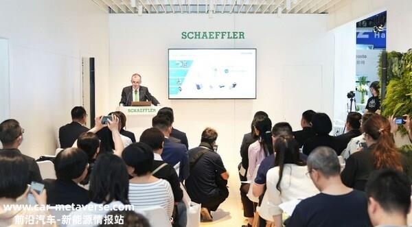 在车展媒体日第一天举行的媒体碰头会上，舍弗勒团体首席执行官克劳斯-罗森菲尔德以视频形式与舍弗勒团体汽车科技事业部首席执行官马迪斯-青克在现场配合分享了舍弗勒团体的战略、汽车业务发展及创新产物和技术
