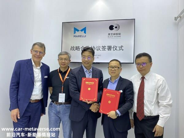从左到右：马瑞利全球执行副总裁、首席技术官 Joachim Fetze，黑芝麻智能开创人兼CEO单记章，黑芝麻智能结合开创人兼总裁刘卫红，马瑞利中国区电子事业部总司理邬慧海，马瑞利全球执行副总裁、中国区总裁樊顽强博士(David Fan)