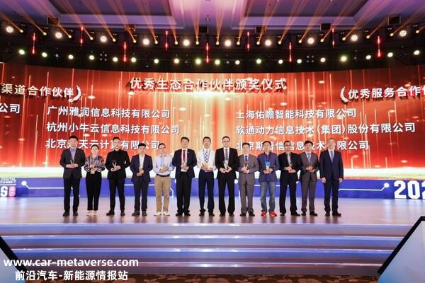 右五为软通动力执行副总裁黄立