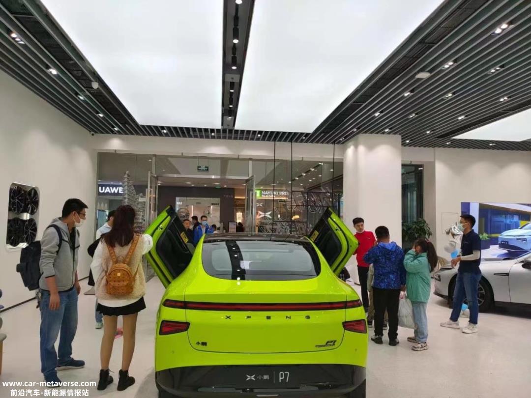 小长假促销忙一辆超闪绿色小鹏P7双侧鹏翼门开着