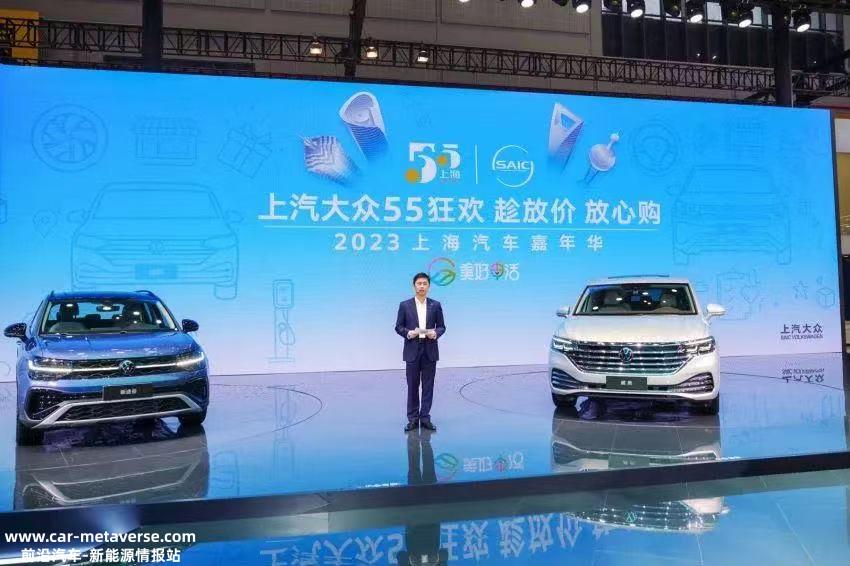 小长假促销忙一辆超闪绿色小鹏P7双侧鹏翼门开着
