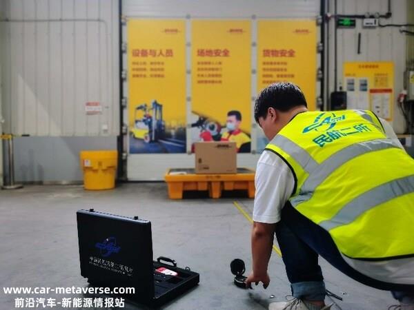 民航二所前置工作站工程师为特殊货物做判定