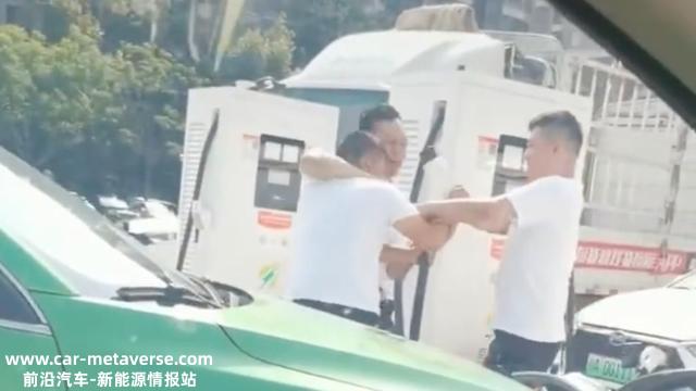 靠增程抢的充电桩，凭什么让给纯电？