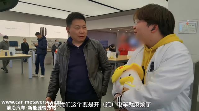 靠增程抢的充电桩，凭什么让给纯电？
