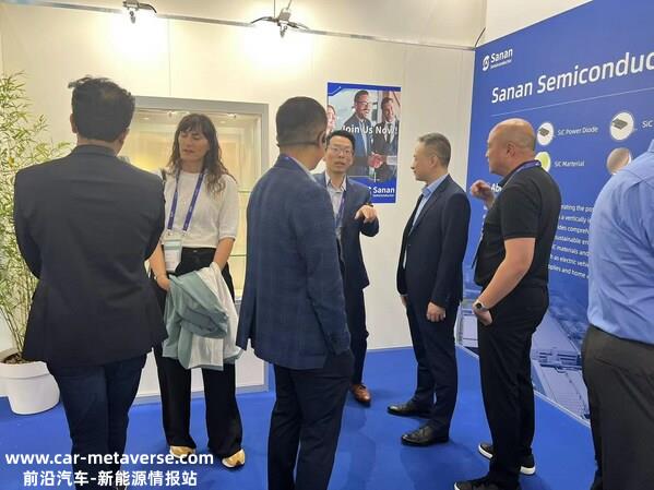 展会现场，三安半导体与客户进行深入交换