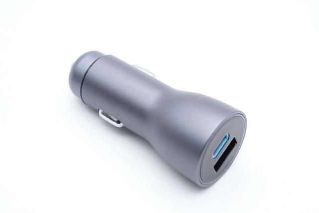 插座市场一哥公牛推出33W双口快充车充，拆解看看做工用料