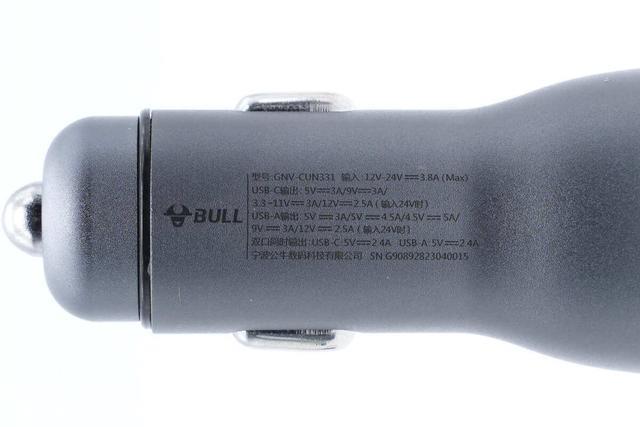 插座市场一哥公牛推出33W双口快充车充，拆解看看做工用料