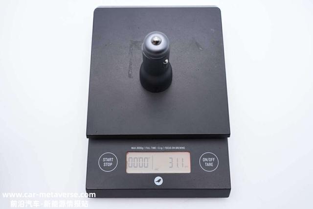 插座市场一哥公牛推出33W双口快充车充，拆解看看做工用料