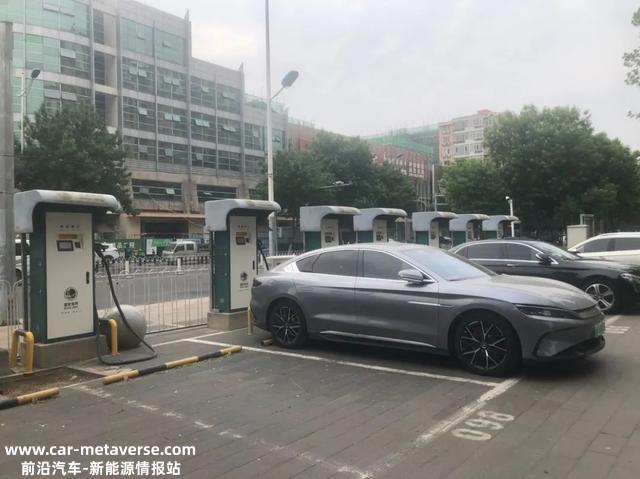 跑20千米充电，到了排队几小时，乡镇开电动汽车也难！为何不多建充电桩？这笔账欠好算…