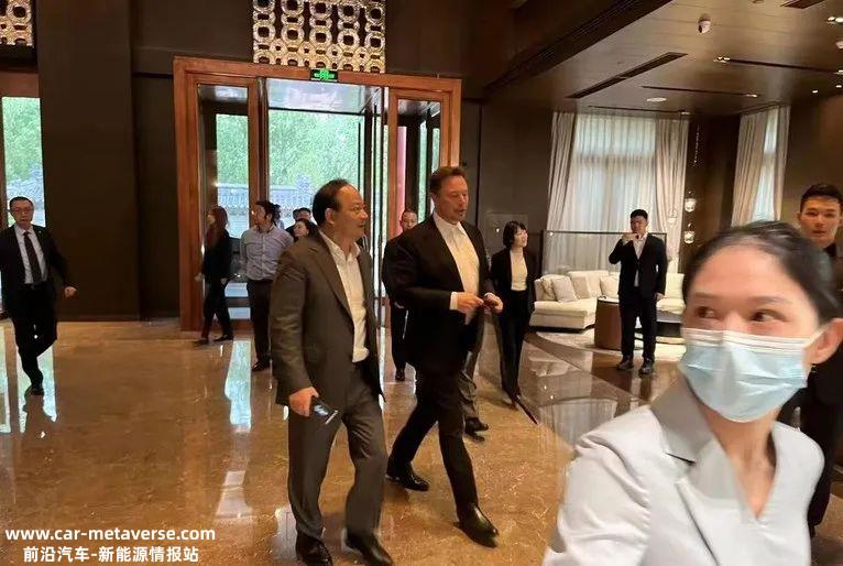 马斯克抵达中国时,一系列行动背后的信号是什么?