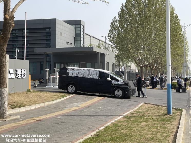 好大！ 理想W01测试车现身超级充电站