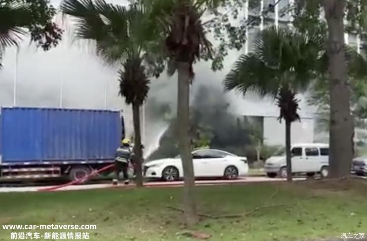 现场浓烟滚滚 蔚来一座换电站发生起火