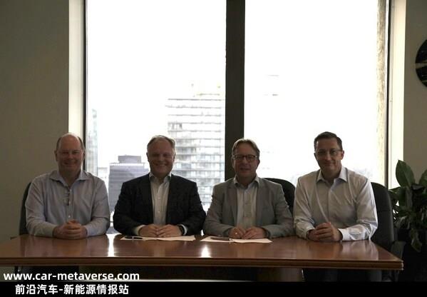 图片左起：Peter Curtis，Seaspan执行顾问；Torsten Pedersen，Seaspan首席运营官；Thomas Leander，MAN ES Frederikshavn的解决方案主管兼现场经理，以及MAN ES Canada的Thomas Juul医学博士