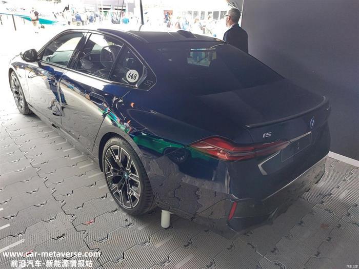 全新一代宝马i5亮相2023古德伍德速度节