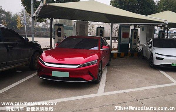 比亚迪可以不熄火充电吗？比亚迪可以边充电边开空调吗