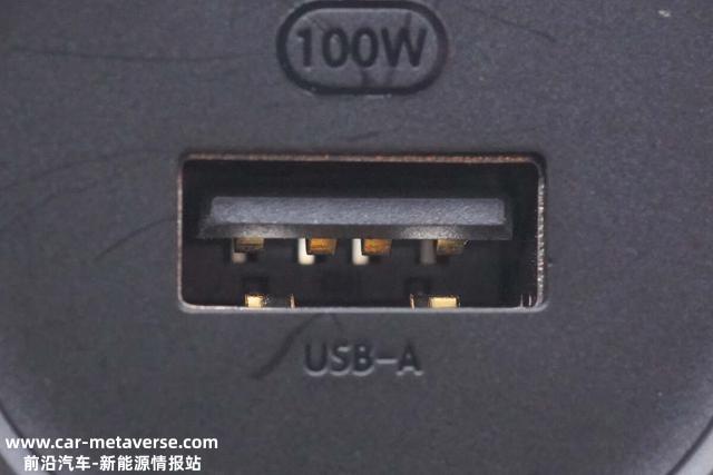 评测小米 100W 1A1C车充：智能设备兼容，环形炫彩灯效