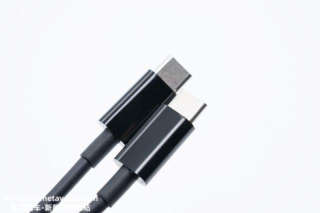评测小米 100W 1A1C车充：智能设备兼容，环形炫彩灯效