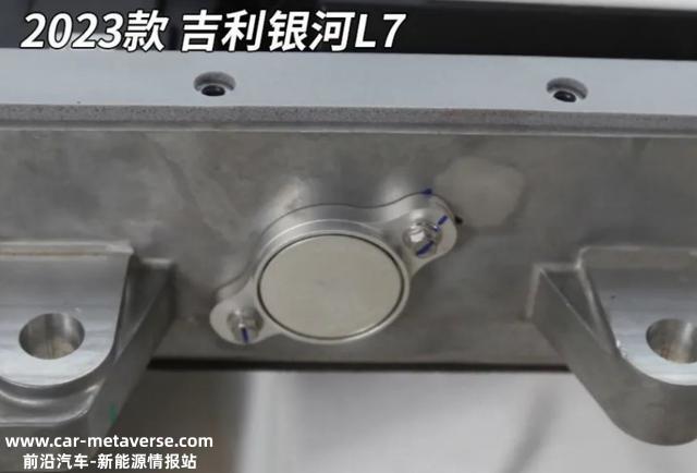 拆解吉利银河L7和比亚迪宋PLUS DM-i，神盾VS刀片，谁的硬件更硬？