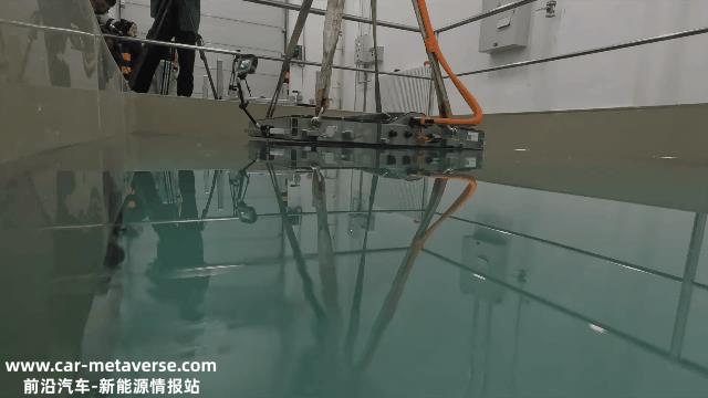 拆解吉利银河L7和比亚迪宋PLUS DM-i，神盾VS刀片，谁的硬件更硬？