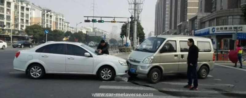 直行不减速撞了转弯车谁责任