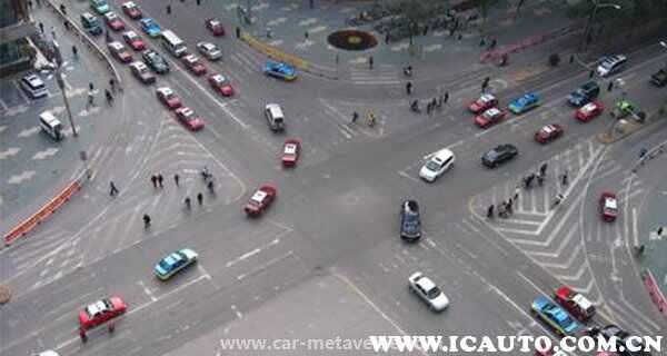 十字路口撞车怎么判定责任