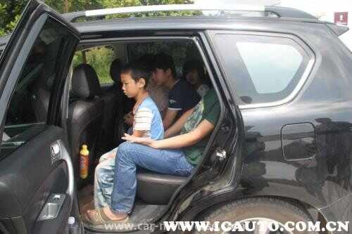私家车5个大人1个小孩