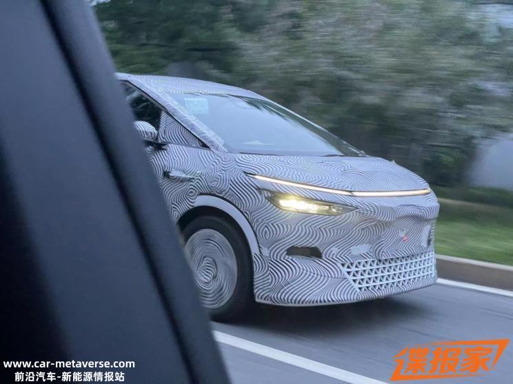 大灯点亮后效果拔群 小鹏X9最新谍照