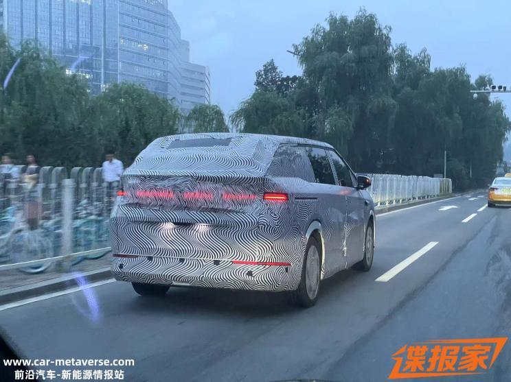 大灯点亮后效果拔群 小鹏X9最新谍照