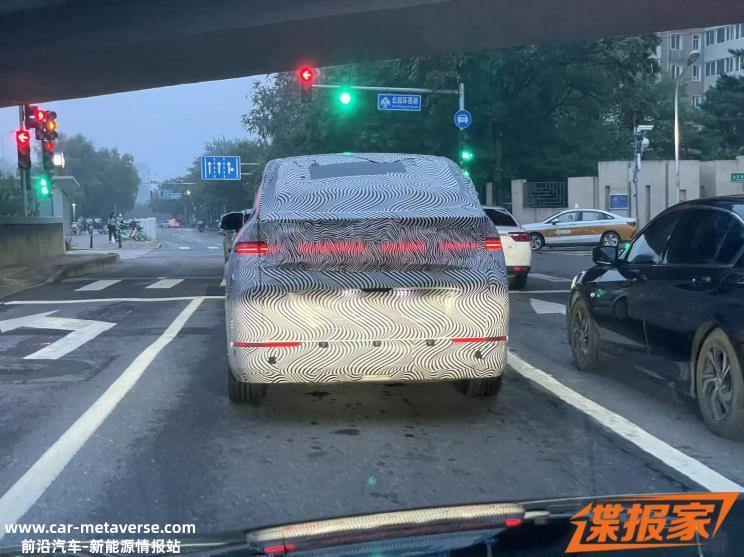 大灯点亮后效果拔群 小鹏X9最新谍照