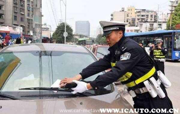 交警队扣事故车一天多少钱