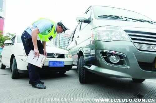 车停着不知道被谁蹭了报警有用吗