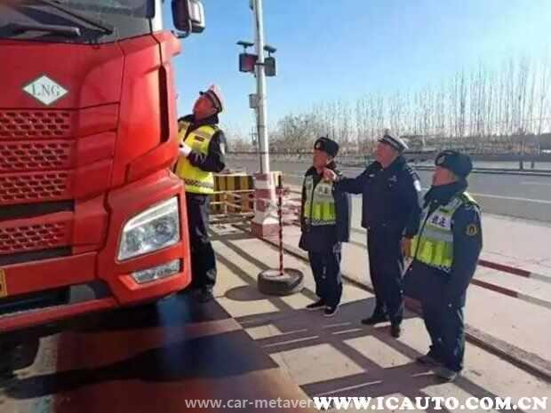 货车后面拉1人怎么处罚