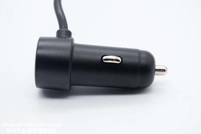 一个就能供车上6个设备充电，功率达90W，拆解一款海外品牌车充