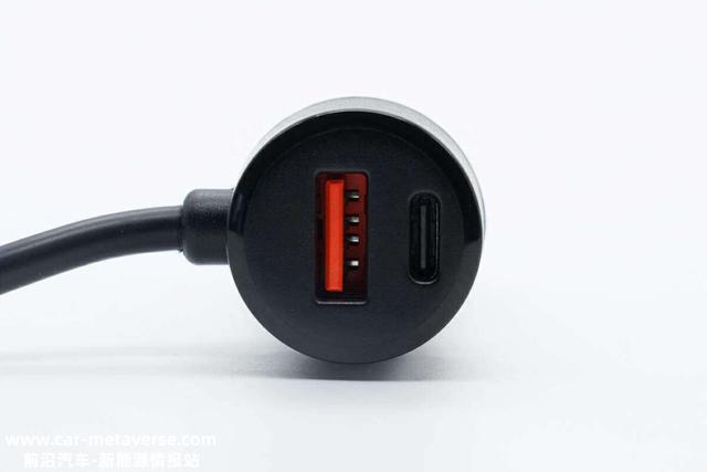 一个就能供车上6个设备充电，功率达90W，拆解一款海外品牌车充