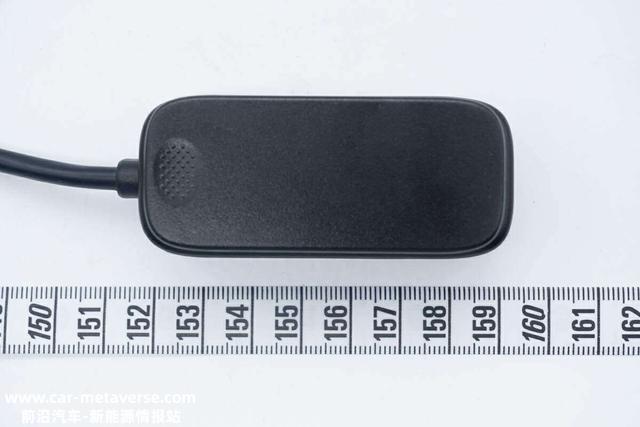 一个就能供车上6个设备充电，功率达90W，拆解一款海外品牌车充