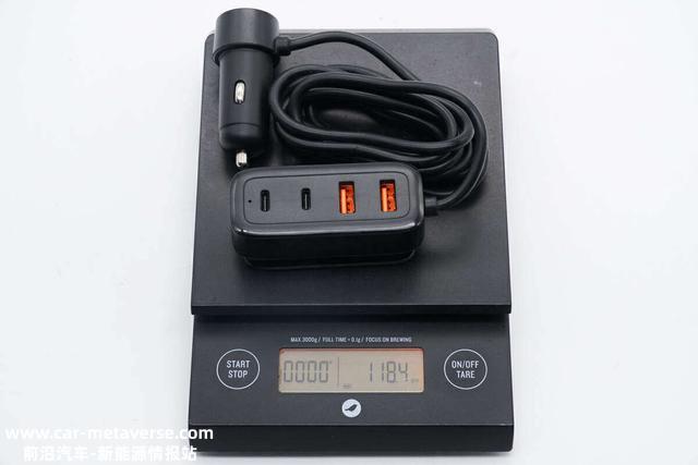 一个就能供车上6个设备充电，功率达90W，拆解一款海外品牌车充