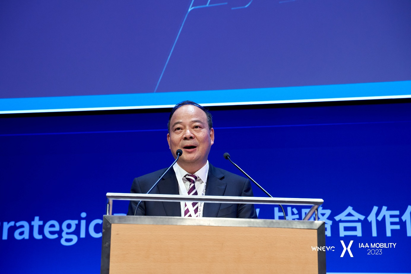 2023世界新能源汽车大会 | 宁德时代董事长曾毓群：实现加速推进新能源汽车全面市场化，需要闯过三道关