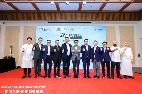 “双门相遇探索味蕾‘澳’秘” 美食推广活动正式揭幕。参与活动的嘉宾包括：澳门特别行政区旅游局副局长程卫东先生（中）；厦门市文化和旅游局副局长魏峰先生（左五）；澳门贸易投资促进局对外推广策划处经理冯建树先生（右五）；银河娱乐集团市场推广事务高级副总裁杨伟正先生（左四）；厦门安达仕酒店营运总监张志豪先生（右四）；福建省泉州市德化县委副书记黄俊荣先生（左三）；澳门啤酒蔡明威联席董事长代表黄强先生（右三）；澳门安达仕酒店总经理张玮莨先生（左二）；米芝莲二星湘川餐厅风味居行政中餐总厨陈植强先生（右二）；土生澳葡菜餐厅安达仕厨荟行政总厨黎安德先生（左一）及澳葡菜大师陈玉光先生（右一）