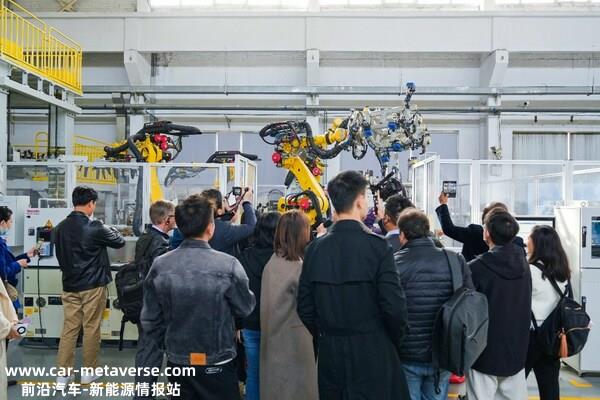 工业机器人通过5G-A室内型基站的高速无线数据传输收到及时指令进行工作