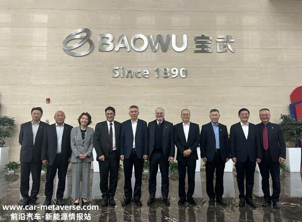 宝武集团总经理侯安贵先生（左5），法孚集团总裁桑切斯先生（右5）和法孚集团中国区总裁单晓阳女士（左3）