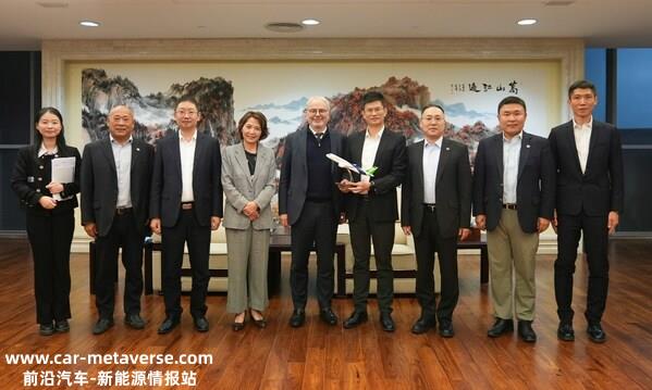 中国商飞上海飞机制造有限公司董事长张小光（右4），法孚集团总裁桑切斯先生（中）和法孚集团中国区总裁单晓阳女士（左4）