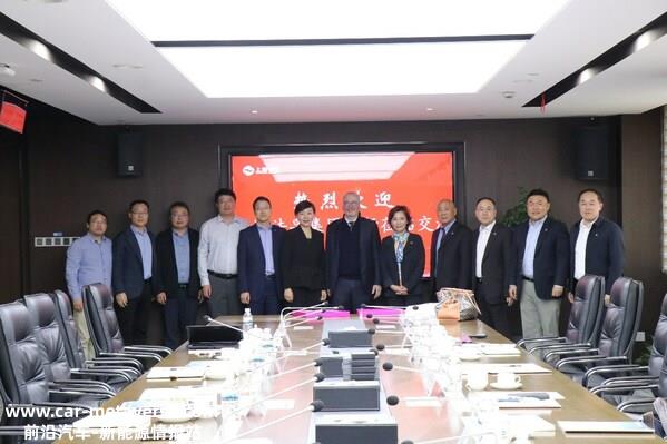 上海电气自动化集团党委副书记、总裁郭润平女士（中）和集团副总裁王庆东先生（左5）；法孚集团总裁桑切斯先生（中）和法孚集团中国区总裁单晓阳女士（右5）