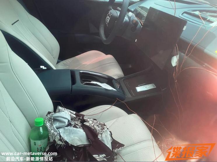 最新家族风格 极氪007清晰内饰谍照