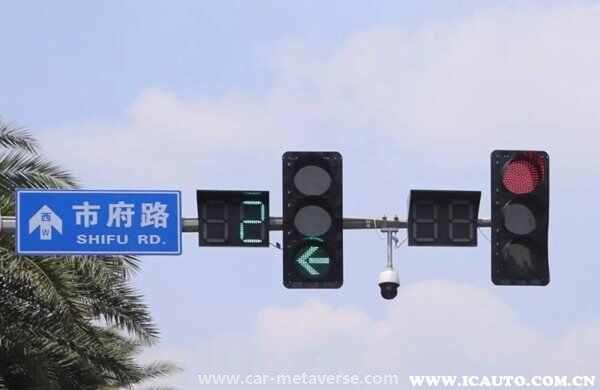 占的左转道,直行绿灯了,直行了