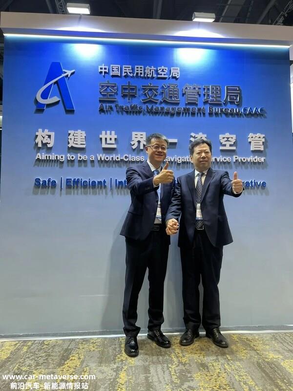 民航局空管局党委常委、工会主席李其国与飞友科技CEO郑洪峰亲切合影