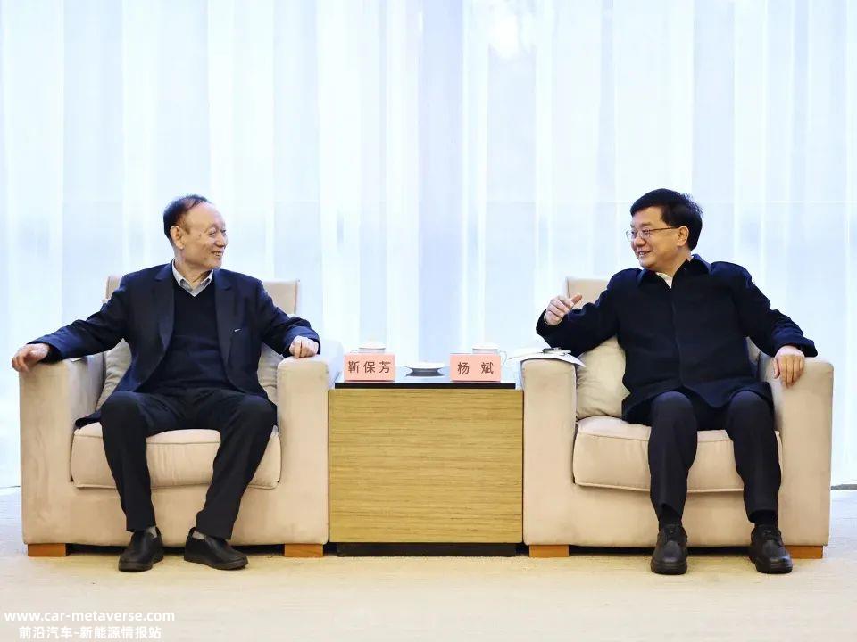 云南省委常委、曲靖市委书记杨斌宣布项目投产董事长金保芳致辞