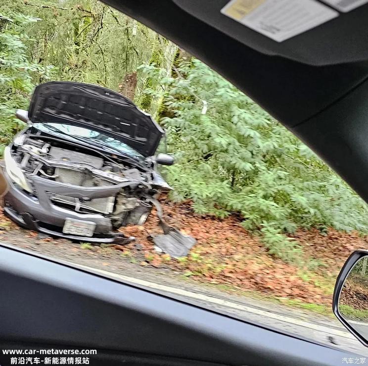 卡罗拉偏离路线 特斯拉Cybertruck首撞
