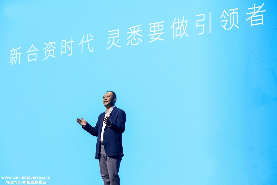 与丰田仍然坚持推广油电混合动力汽车和面向未来的氢燃料电池汽车