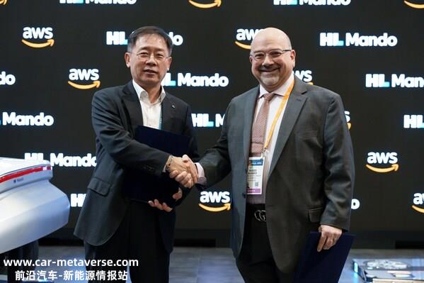Cho Seong-hyeon, Vice Chairman of HL Mando(Left), Yasser Alsaied, Vice President of IoT at AWS (Right)