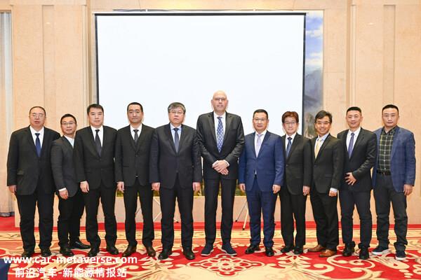 潍柴新能源商用车、大象汽车参与签约的现场人员集体合影
